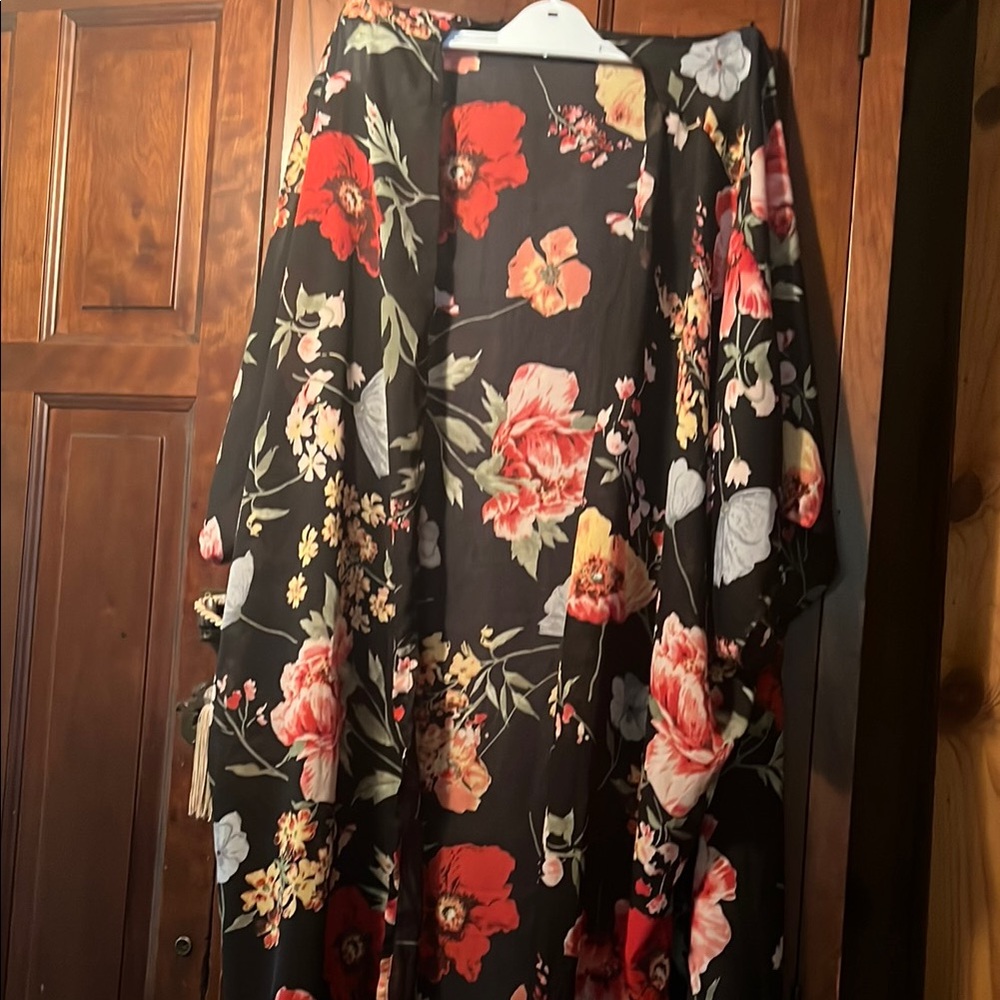 UMGEE NWOT BLACK FLORAL KIMONO WITH 3/4 SLEEVES SIZE S/M. FRINGE HEMLINE.